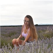 Soy una chica de 19 años, tengo cursado el Bachillerato Científico, por lo que tengo conocimientos sobre Matemáticas. Además estoy cursando Educación Infantil, por lo que también tengo estrategias para las explicaciones a los pequeños